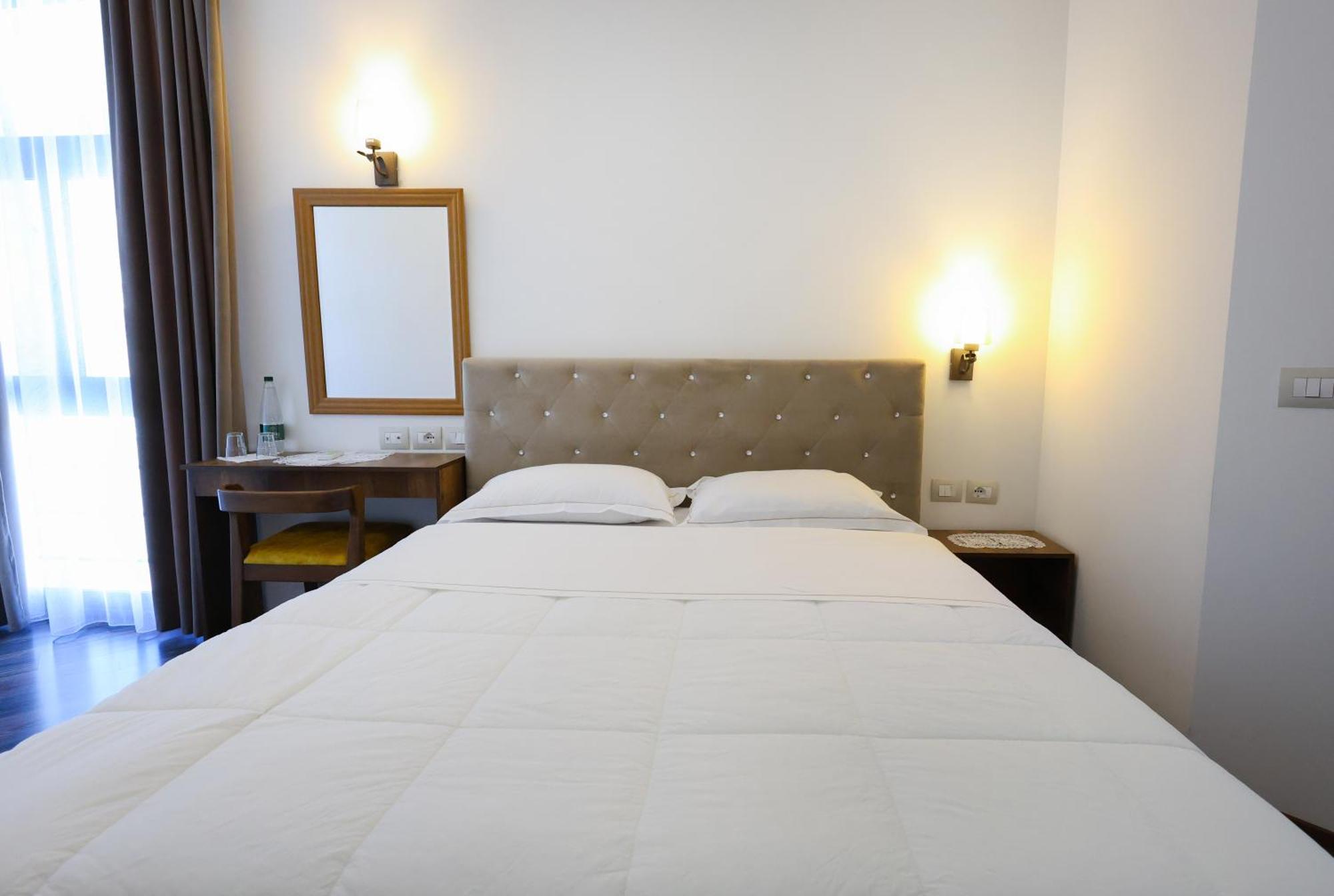 Hotel Republika Berat Exteriör bild